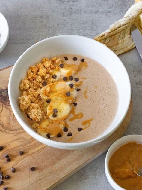 Chunky Monkey Protein Smoothie Bowl (Macro Friendly) Macro Friendly Smoothie Bowl, High Protein Low Fat Snacks, Protein Smoothie Bowl Recipe, Macro Foods, Healthy Macros, Perfect Smoothie Bowl, Smoothie Bowl Toppings, Protein Smoothie Bowl, Clean Simple Eats