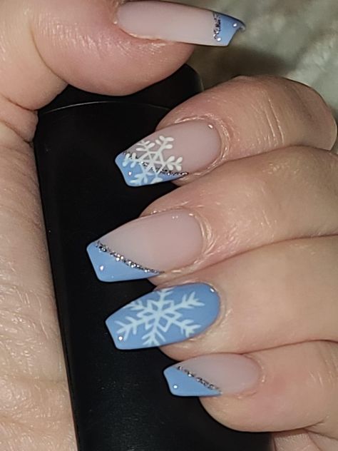 Short Acrylic Nails December, Short Christmas Nails Snowflake, Purple Nails With Snowflakes, Sky Blue Christmas Nails, Blue And White Christmas Nails Acrylic, Cute Christmas Nail Ideas For Teens, Cute Blue Christmas Nails, Winter Nail Ideas Square, Winter Nails Square Medium