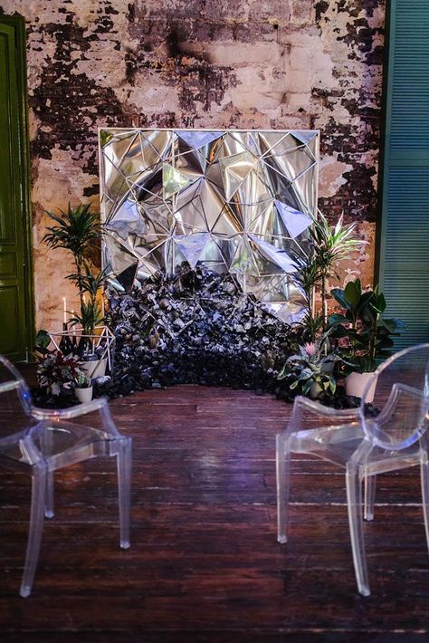 mirror wedding ideas mirror altar makemywedd via instagram Photobooth Backdrop Ideas, Wedding Backdrop Photobooth, Mirror Backdrop, Backdrop Photobooth, Wedding Planning Boards, Photobooth Backdrop, Wedding App, Silver Wedding Decorations, Mirror Wedding