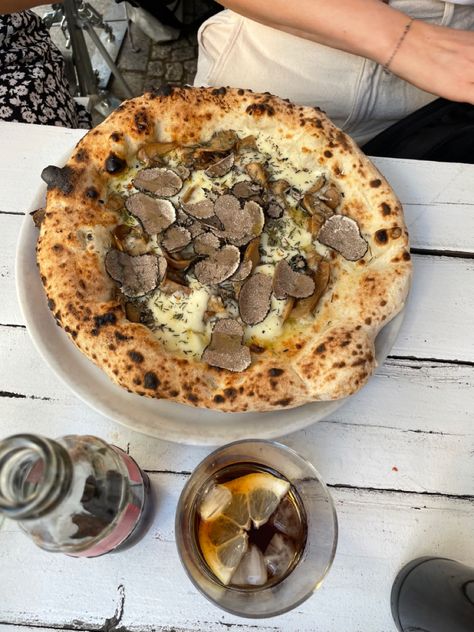 pizza berlin Truffle Pizza, Food Inspo, Truffles, Food Dishes, Berlin, Pizza, Yummy Food, Paris, Quick Saves