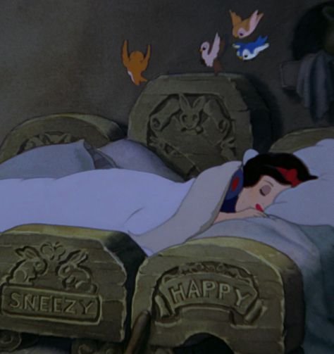 Snow White sleeping in the Dwarfs' Cottage Snow White 1937, Snow White Seven Dwarfs, Sette Nani, Snow White Disney, Snow White And The Seven Dwarfs, The Seven Dwarfs, Walt Disney Pictures, Art Disney, Old Disney