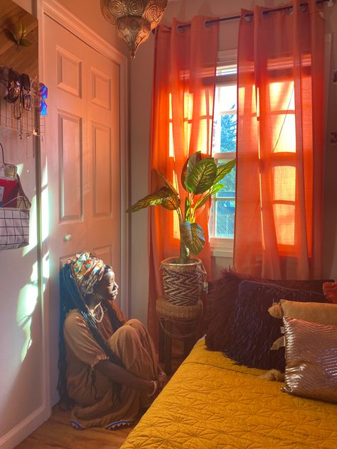 it’s just a pretty pic lol Earthy R&b Aesthetic, Afro Centric Boho Bedroom, Afrocentric Room Decor, Neo Soul Aesthetic Apartment, Neo Soul Room, Neo Soul Bedroom, Black Women Apartment, Afrocentric Bedroom Ideas, Modest Bohemian Outfits