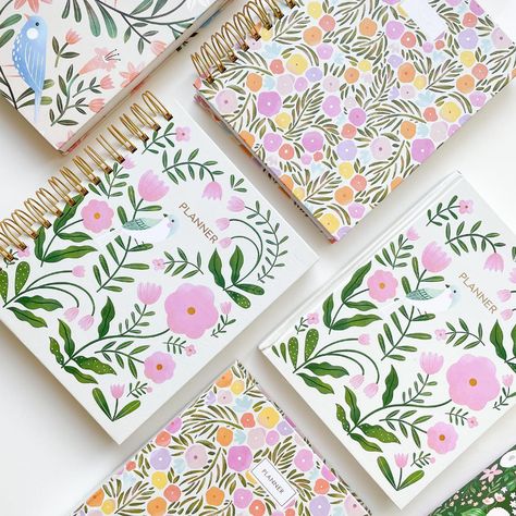 Tati Abaurre (@tatiabaurre) • Instagram photos and videos Note Pad Design, Books Cover, Notebook Cover Design, Pretty Journals, Note Books, Stationary Design, Planner Inspiration, Journals & Planners, Cute Stationery