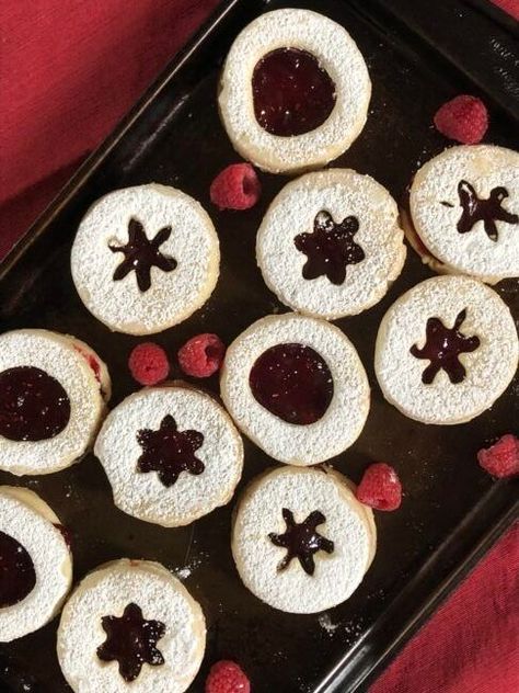 Sables, or Shortbread Cookies with Jam, are a delicious cookie sandwich usually topped with powdered sugar and filled with some type of jam. These shortbread cookies are delicious in all contexts, whether it's to taste the culture of Algeria or simply to impress at your next Christmas party. #sables #shortbreadcookies #cookiesandwiches #jamcookies Shortbread Cookies With Jam, Cookies With Jam, Shortbread Cookies Christmas, Christmas Jam, Cookie Sandwich, Christmas Shortbread, Cookie Recipes Unique, Jam Cookies, Unique Cookies