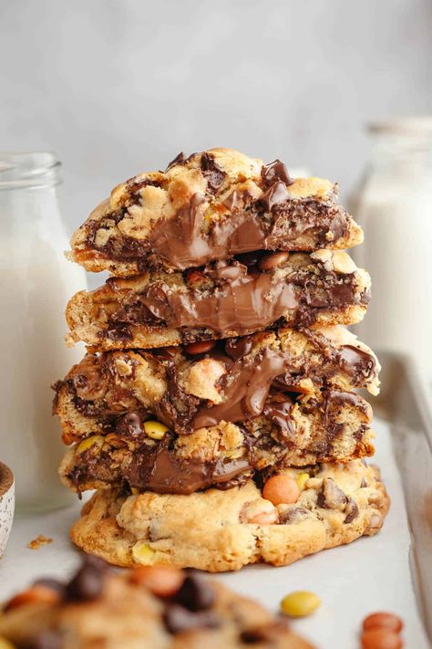 These gooey peanut butter Nutella cookies have a peanut butter cookie dough, Nutella filling, plus Reese's pieces and chocolate chips! Peanut Butter Cookies Gooey, Chocolate Reese’s Cookie, Reese Peanut Butter Cookies, Cookie Dough Nutella, Recipes With Nutella, Nutella Filled Cookies, Peanut Butter Nutella Cookies, Nutella Snacks, Nutella Filling