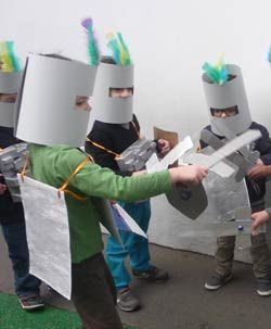 fabriquer un deguisement de chevalier école maternelle Castles Topic, Costume Chevalier, Knight Birthday Party, Castle Crafts, Castle Project, Cardboard Castle, Knight Party, Medieval Party, Paper Hats