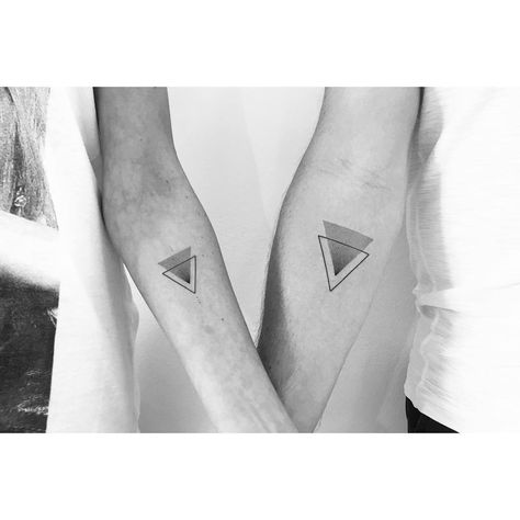 Clara Elisa on Instagram: “🔼👫 + + + + #tattoo #tattoos #couple #couplegoals #coupletattoo #triangle #triangletattoo #dotworktattoo #dotwork #whipshading #munich #melt…” Geometric Anchor Tattoo, Couple Tattoos Love, Tattoo Placements, Small Couple Tattoos, Tattoos Infinity, Couple Tattoos Unique, Triangle Tattoos, Sibling Tattoos, Tattoos Geometric