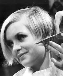 twiggy hairstyle 1960s - Google Search Twiggy Haircut, Vidal Sassoon Haircut, Twiggy Lawson, Twiggy Hair, 40 Year Old Hair Styles, Finger Wave Hair, Mod Hair, Wedge Hairstyles, Beehive Hair