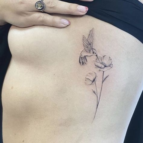 Poppy Flower And Hummingbird Tattoo, Simple Hummingbird And Flower Tattoo, Hummingbird Poppy Tattoo, Hummingbird Mother Daughter Tattoos, Hummingbird With Birth Flowers Tattoo, Poppy And Hummingbird Tattoo, Simple Hummingbird Tattoos, Minimalist Hummingbird Tattoo With Flowers, Mother Daughter Tattoos Hummingbird