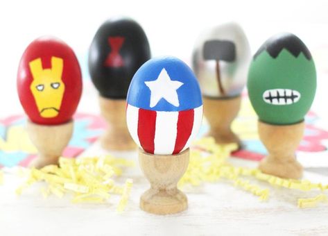 To celebrate the spring release of 'Avengers: Endgame', we painted Easter eggs to look like Marvel superheroes. Displayed in tiny egg cups or arranged in a basket, they make a fun and festive Easter display! Diy Avengers, Ewok Costume, Diy Easter Eggs, Eggs Image, Easter Display, Easter Favors, Colorful Baskets, Star Wars Diy, Avengers Superheroes