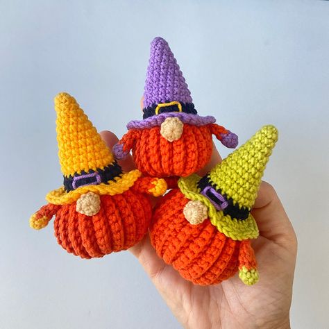 Quick Crochet Projects, Halloween Gnomes, Keychain Pattern, Fall Crochet Patterns, Fall Crochet, Crochet Keychain Pattern, Halloween Crochet Patterns, Crochet Fall, Holiday Crochet