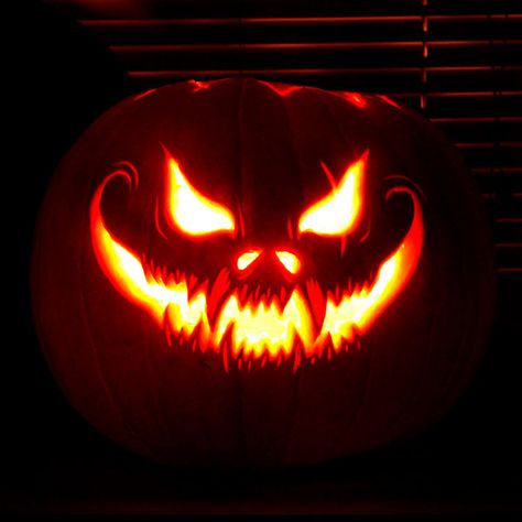 125 Halloween Pumpkin Carving Ideas - DigsDigs Cool Pumpkin Designs, Halloween Pumpkin Images, Scary Halloween Pumpkins, Pumkin Carving, Halloween Pumpkin Carving Stencils, Creative Pumpkin Carving, Amazing Pumpkin Carving, Easy Pumpkin Carving, Scary Pumpkin Carving