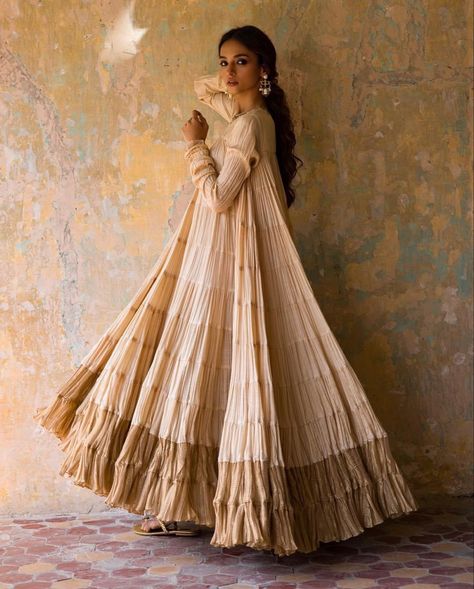 Crushed Silk Dress, Old Crafts, Dresses Lehenga, Silk Dress Design, Misha Lakhani, Desi Fits, Kurtis Tops, Modern Ideas, Indian Fashion Saree