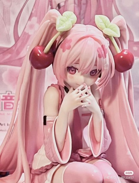 Sakura Miku Figure Icon, Pink Hatsune Miku Icon, Miku Art Cute, Cute Anime Figures Kawaii, Anime Figure Pose Ref, Sakura Miku Aesthetic, Cutecore Anime Figures, Kawaiicore Figures, Aesthetic Anime Figures