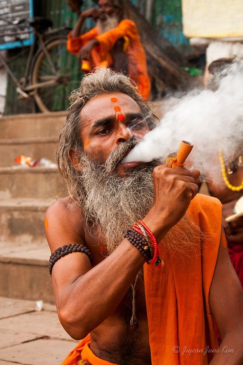 A hindu pilgrim in Dashashwamedh Ghat Varanasi, India Sadhus India, Old Man Portrait, Amazing India, India Culture, India Photography, Lord Shiva Hd Images, Photos Of Lord Shiva, India People, Varanasi