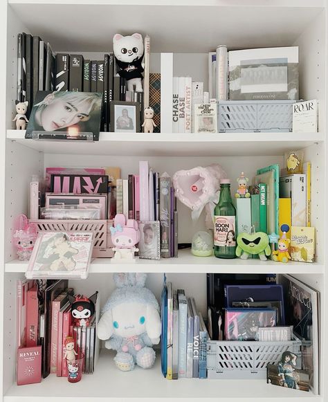 Kpop Albums Collection Wall Shelf, Kpop Merch Organization, Kpop Room Aesthetic Shelf, Shelf Decor Kpop, Kpop Shelves Ideas, Kpop Shelf Organization, Desk Organization Kpop, K Pop Shelf, Kpop Shelf Aesthetic