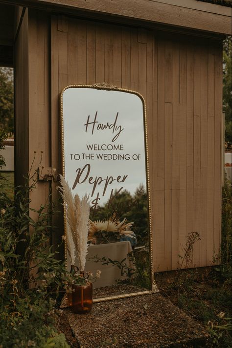 Western Boho Wedding Guest Book, Gold Welcome Mirror Wedding, Ranch Style Wedding Decor, Backyard Wedding Western, Elegant Western Wedding Decor, Timeless Western Wedding, Fall Vintage Wedding Ideas, Western Wedding Photo Backdrop, Boho Wedding Details