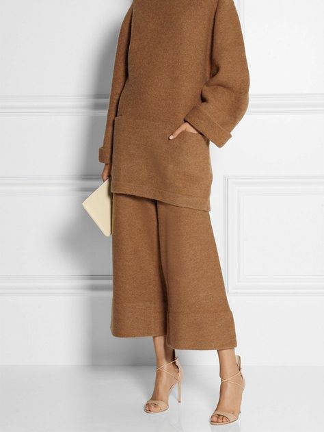 Gaucho Pants: The Perfect Transitional Piece via @WhoWhatWear Minimalist Moda, Mode Kimono, Gaucho Pants, Knitwear Fashion, Boiled Wool, Fall Winter Outfits, Look Fashion, Minimalist Fashion, Casual Chic