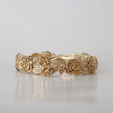 "Take time to smell the roses" Express your love with this Floral Roses Eternity Band. Crafted with your choice of 14K or 18K gold featuring beautiful sculpture roses that goes all around. It will surely take your breath away and make them feel cherished. A truly romantic and dreamy way to show your affection. 14k and 18K solid gold Flowers goes all the way around 5mm flower width ** This item is specially made for you. Please allow 1-2 week lead time. This ring is not resizable, please ensure y Floral Wedding Bands, Gold Flower Ring, Fall Rings, Vintage Gold Rings, Floral Engagement Ring, Smell The Roses, Flower Band, Rose Ring, Jewelry Lookbook