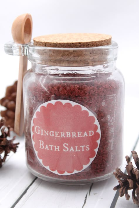 Gingerbread Bath Salt is the perfect homemade gift for every woman. Make up this recipe for Gingerbread Bath Salts today for everyone on your list. Bath Salts Recipe, Skincare Recipes, Bath Salts Diy, Sugar Scrub Diy, Homemade Facials, No Salt Recipes, Diy Spa, Do It Yourself Crafts, Homemade Bath Products