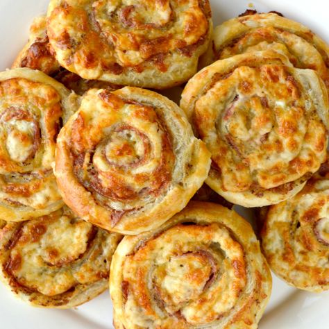 Deliciously elegant, golden, Cheesy French Pinwheels just may be one of the easiest appetizers you'll whip up in your kitchen! Italian Pinwheels, Savory Pastries, Salami And Cheese, Cheese Pinwheels, Recipe Italian, Cheese Puff Pastry, Pinwheel Recipes, Puff Pastry Recipes, Pastry Recipes