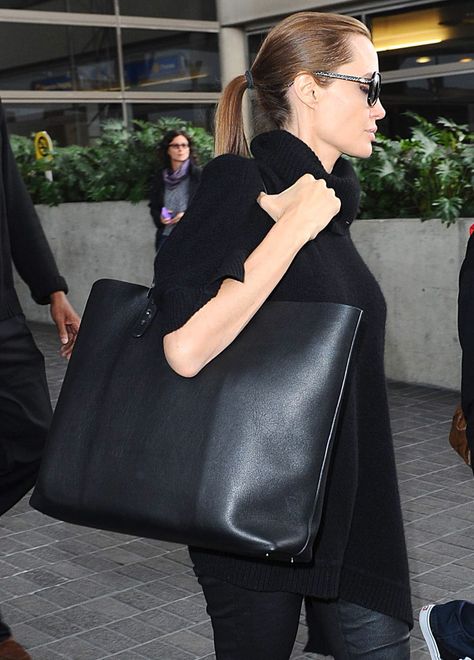 The Many Bags of Angelina Jolie-29 Angelina Jolie Bags, Clutch Bag Outfit, Black Capsule Wardrobe, Angelina Jolie Photoshoot, Tote Bag Outfit, Womens Work Bag, Angelina Jolie Style, Jimmy Choo Clutch, Fashion Travel Outfit