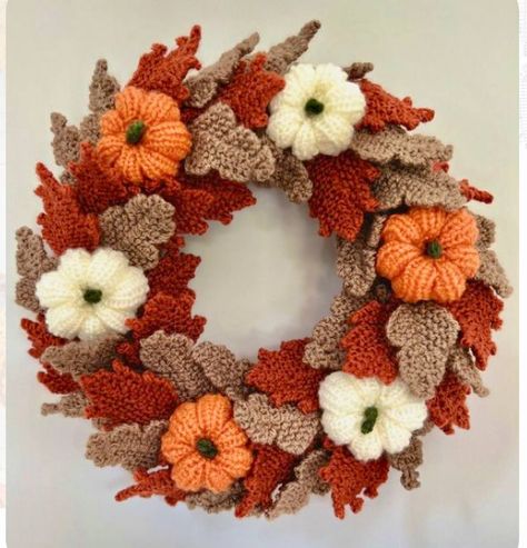 Leaf Wall Hanging, Autumn Crochet, Pumpkin Squash, Fall Crochet Patterns, Halloween Autumn, Little Christmas Trees, Crochet Fall, Leaf Wall, Hanging Wreath