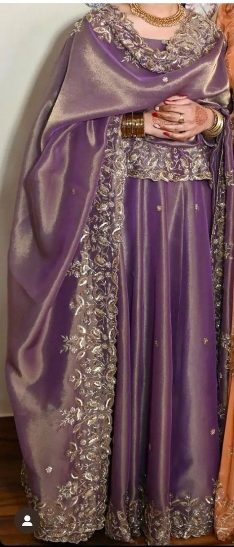 Purple Haldi Outfit, Hijab On Lehenga, Taj Zari, Punjabi Traditional Suits, Punjabi Bridesmaids Outfits, Aesthetic Desi Outfits, Purple Gharara, Vintage Lehenga, Nikkah Dupatta