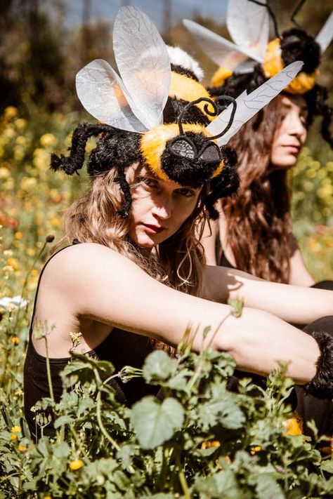 bee headdress Bee Hats, Easter Hat Parade, Bug Costume, Bee Hat, Bee Costume, Easter Hats, Handmade Costumes, Felt Halloween, Bee Inspired