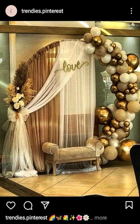 Ballon Arch With Curtains, Circular Balloon Backdrop, Ring Backdrop Decoration Ideas, Circle Backdrop With Balloons, Round Backdrop Ideas, Round Arch Backdrop, Reception Stage Decor, Decoration Buffet, Deco Ballon