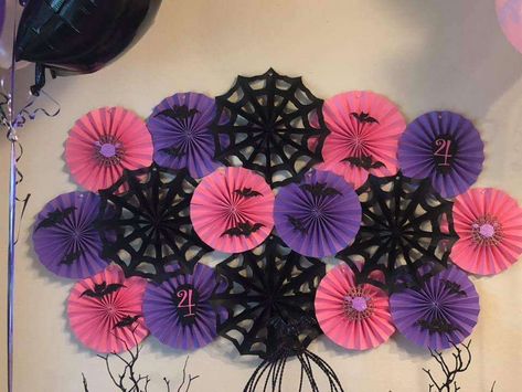 Vampirina Birthday Party Ideas, Paper Fan Backdrop, Vampirina Birthday Party, Birthday Decorations Diy, Fan Backdrop, Festa Hotel Transylvania, Toddler Birthday Themes, Vampirina Birthday, Monster High Birthday Party