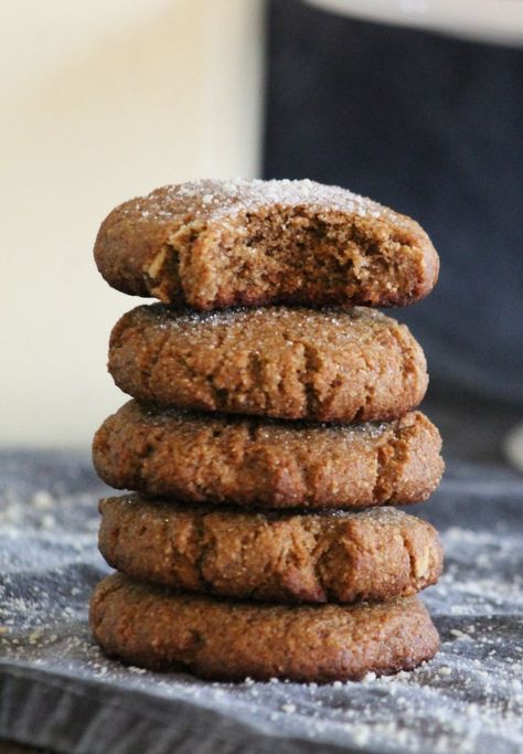 Soft but chewy Keto Ginger Cookies that are so good they're addictive!  So good, that no one will know they're keto.  The perfect ketogenic holiday cookie!  #ketocookies #ketorecipes #ketogenic Keto Ginger Cookies, Galletas Keto, Keto Connect, Soft Ginger Cookies, Low Carb Holiday, Keto Cookie Recipes, Postre Keto, Keto Diet Benefits, Starting Keto Diet