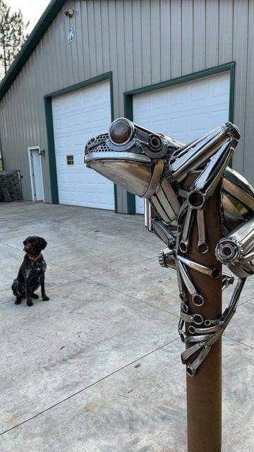 Scrap Art Metal, Scrap Metal Animals, Welding Crafts Projects, Grey Tree Frog, Gray Tree Frog, Scrap Metal Sculpture, Junk Metal Art, Chainsaw Art, Frog Sculpture