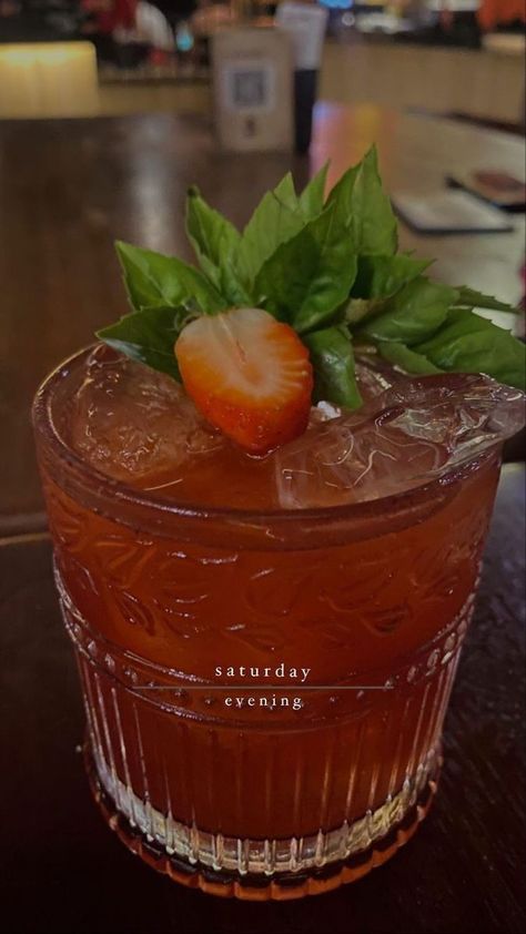 Date Story Instagram, Pretty Alcoholic Drinks, Prawn Cocktail, Food Captions, Baby Drinks, Instagram Inspiration Posts, Pretty Drinks, Think Food, Night Snacks