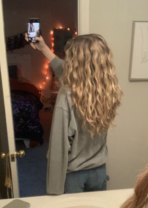 Bleached Wavy Hair, Honey Blonde Wavy Hair, Dirty Blonde Wavy Hair, Wavy Curly Haircut, Women Perm, Dark Blonde Curly Hair, Blonde W Highlights, Wavy Hair Updo, Wavy Hair Layers