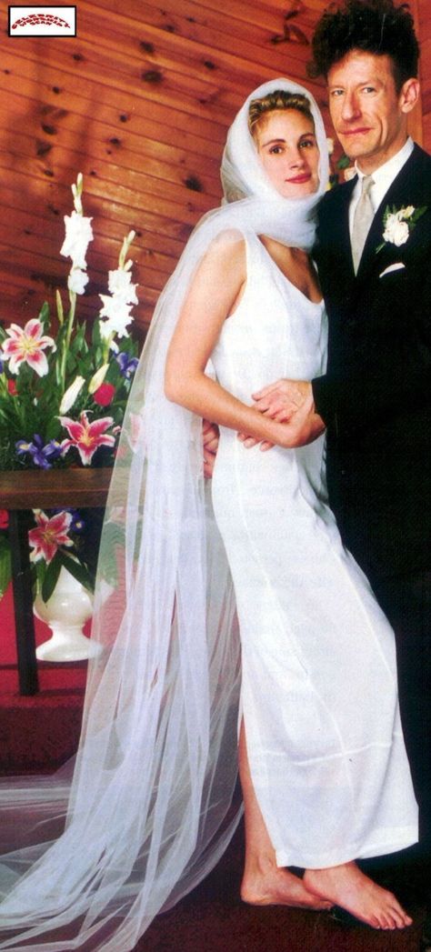 Famous Brides Celebrity, Julia Roberts Wedding Dress, Famous Brides, Famous Weddings, Barefoot Bride, Celebrity Brides, Lyle Lovett, Famous Wedding Dresses, Celebrity Wedding Photos