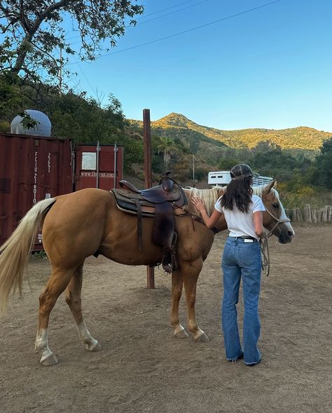 Western Horse Riding, Farm Lifestyle, Western Life, Cowgirl Aesthetic, Horse Aesthetic, Country Lifestyle, Western Aesthetic, Horse Ranch, Ranch Life