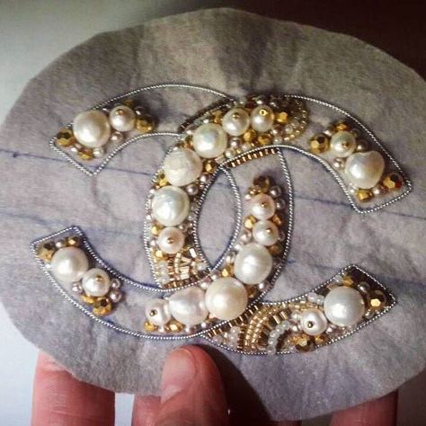 А тем временем сестричка Кира творит чудесную модную брошь Broche Chanel, Chanel Decor, Chanel Pearl, Chanel Brooch, Motifs Perler, Brooch Diy, Bead Embroidery Jewelry, Hand Embroidery Design Patterns, Embroidery Jewelry