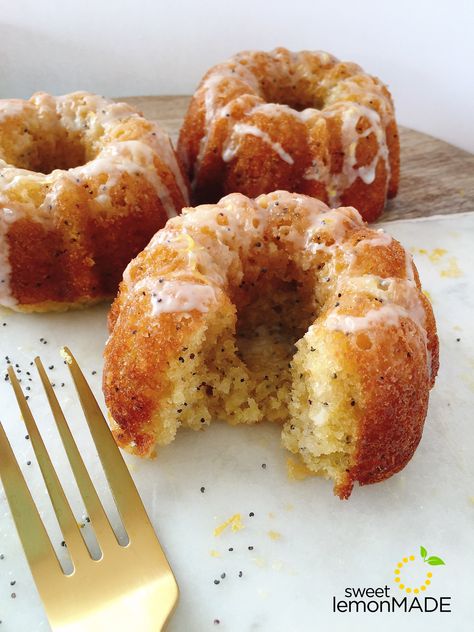 Lemon Poppyseed Bundt Cake, Poppyseed Bundt Cake, Mini Lemon Bundt Cakes, Poppy Seed Bundt Cake, Mini Bundt Cakes Recipes, Dessert Lemon, Cake Magic, Mason Jar Desserts, Lemon Poppyseed Cake