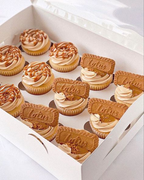 Biscoff Cheesecake Cupcakes, Lotus Biscoff Cupcakes, Cupcake Designs Aesthetic, Biscoff Cupcakes Recipe, Baking Ideas To Sell, Biscoff Cups, Branded Cupcakes, Work Cupcakes, Lotus Biscoff Cake