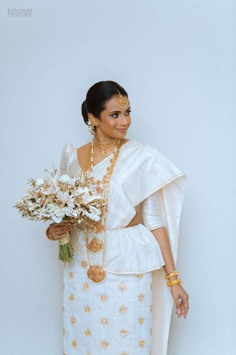 Kandyan Wedding Saree, Engagement Frocks, Kandiyan Brides, Buddhist Wedding Dress, Modern Kandyan, Pretty Frocks, Buddhist Wedding, Srilankan Wedding, Saree Jacket