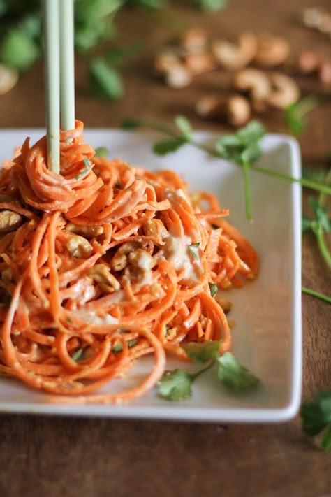 Carrot Pasta, Carrot Noodles, Raw Carrots, Spiralizer Recipes, Ginger Recipes, Think Food, Raw Vegan Recipes, Vegetarian Cooking, Peanut Sauce