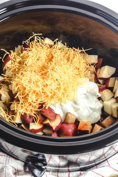 Cheesey Potatoes Crockpot, Potatoes In Slow Cooker, Cheesy Red Potatoes, Red Skin Potatoes Recipe, Ranch Dressing Potatoes, Cheesy Bacon Ranch Potatoes, Ranch Potato Recipes, Potato Recipes Crockpot, Cheesy Potatoes Crock Pot