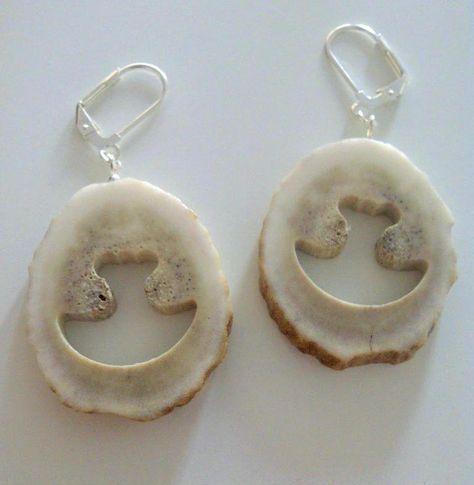 Inuit made caribou antler earrings via Nikol Campaugh Inuit Earrings, Katara Cosplay, Inuit Culture, Arctic Art, Antler Ideas, Diy Jewelry Charms, Antler Earrings, Arctic Tundra, Antler Jewelry