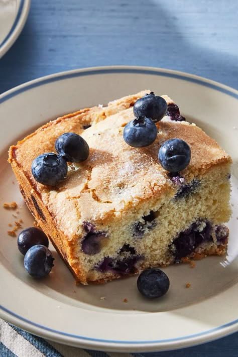 Melt in Your Mouth Blueberry Cake Small Blueberry Cake, Blueberry Birthday Cake, Snacking Cakes, Blueberry Birthday, Summer Cake Recipes, Blueberry Dump Cakes, Orange Muffins, Blueberry Desserts, Sheet Cake Recipes