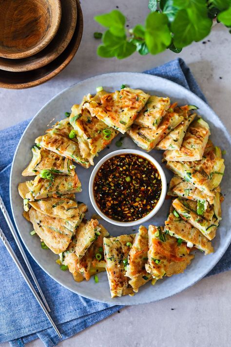 Pajeon Recipe Korean Pancake, Korean Bbq Recipes, Korean Vegetarian Recipes, Korean Vegetarian, Korean Appetizers, Koreansk Mad, Recipes Pancakes, Korean Breakfast, Korean Ramen