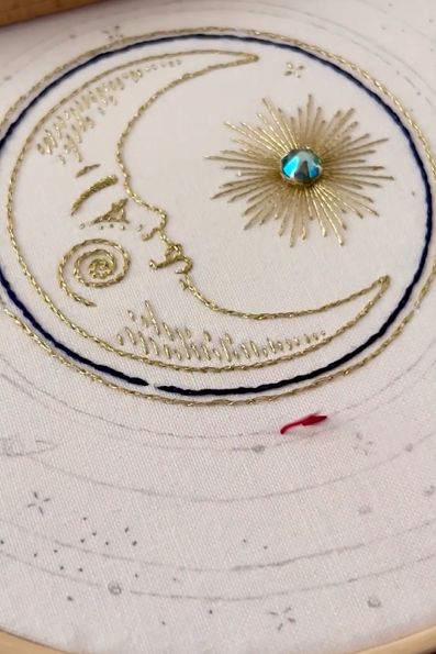 Vintage Embroidery Transfers, Tambour Beading, Embroidery Tshirt, Bead Embroidery Patterns, Embroidery Transfers, Hand Embroidery Projects, Fabric Flowers Diy, Bead Embroidery Jewelry, Sewing Embroidery Designs