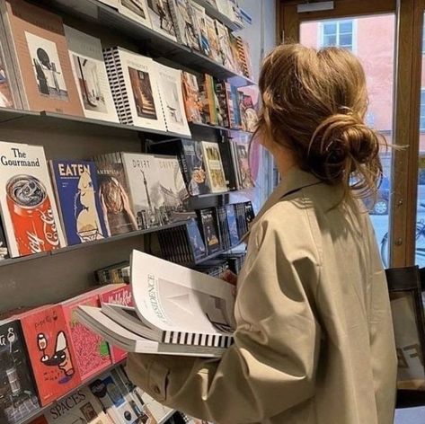 Book Store Poses, Book Store Instagram Pics, Downtown Girl Pfp, Girl In Bookstore, Reader Girl Aesthetic, Aesthetic Book Store, Book Store Aesthetic, Library Girl, Nerd Aesthetic