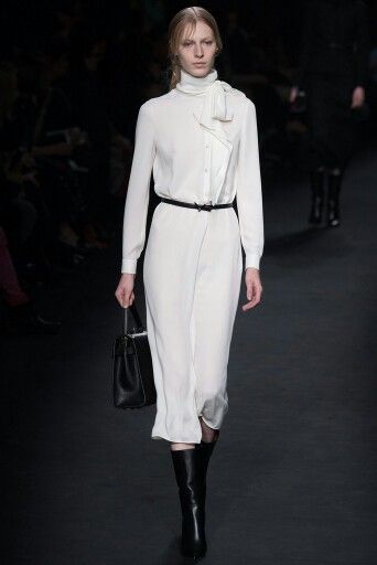 Valentino. Fall 2015. #PFW #modestfashion #valentino Black And White Runway, White Runway Dress, White Runway, Valentino Collection, White Outfit, Runway Collection, 2015 Fashion, Fall 2015, Vogue Paris