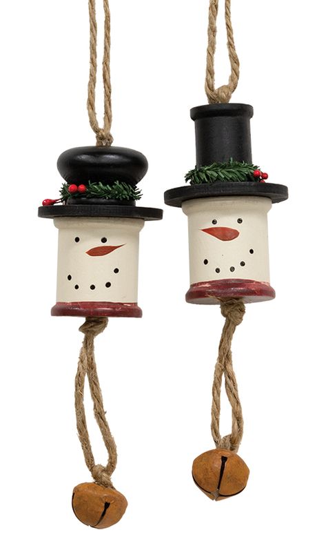 Diy Snow Man Ornaments, Wood Spools Ideas, Spools Of Thread Crafts, Christmas Spool Ideas, Spool Dolls, Wooden Spools Ideas, Snow Men Ideas, Wooden Thread Spools Crafts, Spool Ornaments